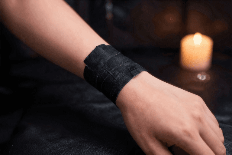 拘束プレイ初心者FAQ20選——ロープと手錠どっちがいい?跡は残る?安全に外せる?パートナーへの提案方法は?