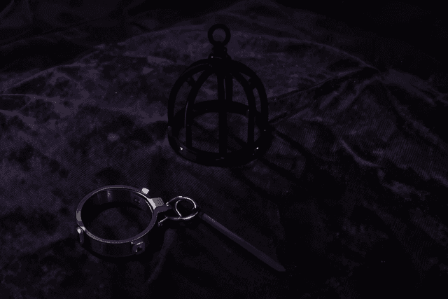 コックリング・貞操帯のQ&A——サイズの選び方は?長時間つけて大丈夫?射精管理に使える?