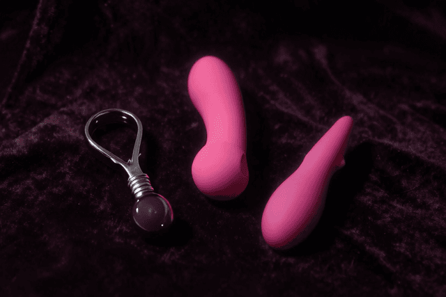 乳首責めグッズ徹底比較——ニップルクリップ・吸引カップ・電動ローター、初心者にベストなのは?