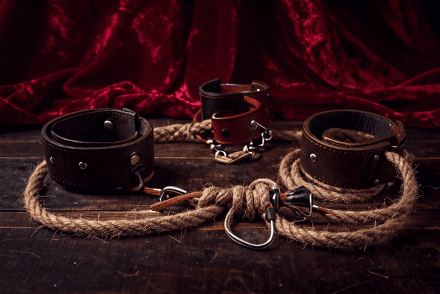 革・ナイロン・チェーン——SM拘束具の素材を徹底比較【初心者が最初に買うべきは?】