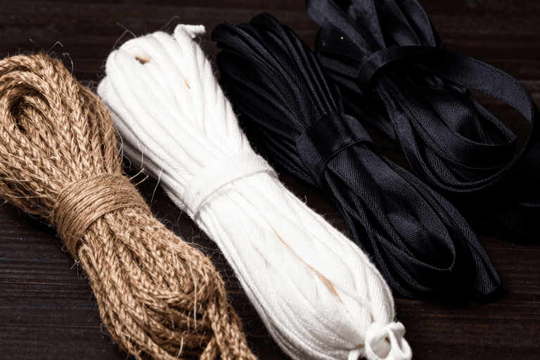 SM用ロープ素材徹底比較——麻・綿・ナイロン・シルクの縛り心地・跡の残り方・初心者向き度を検証