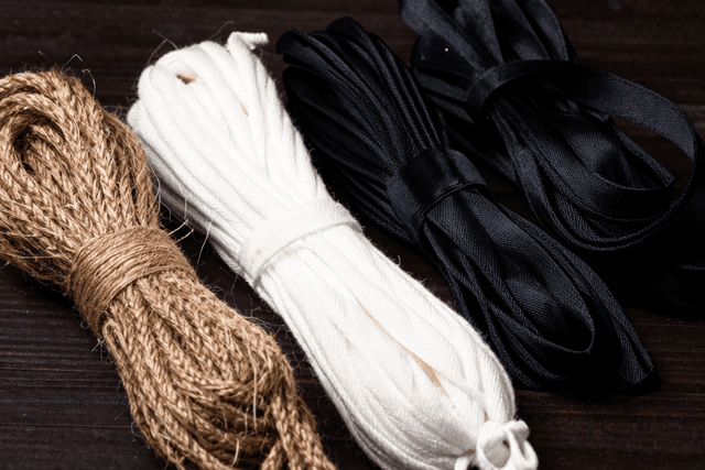 SM用ロープ素材徹底比較——麻・綿・ナイロン・シルクの縛り心地・跡の残り方・初心者向き度を検証