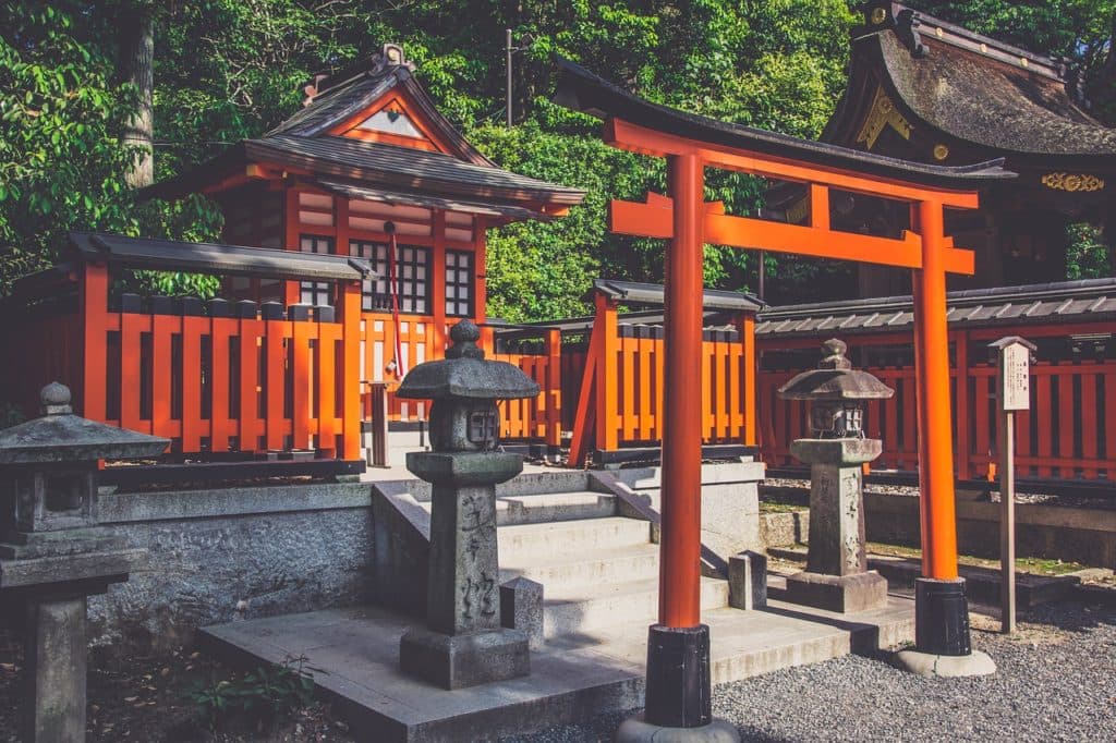 神社で青姦している罪悪感で激しく感じてしまった罰当たりな私の話