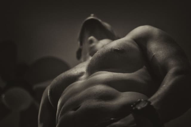 筋肉質な男性に興奮が止められない!!セフレと妹のSEXに興奮した夜