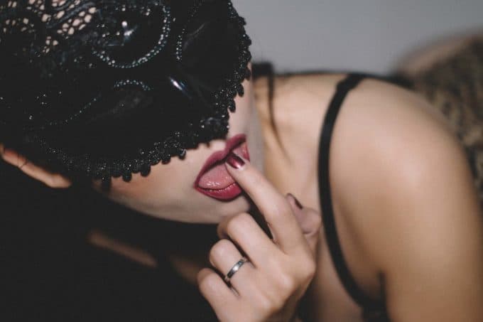 電車でお姉さんに露出や被虐の快感を覚えさせられた話