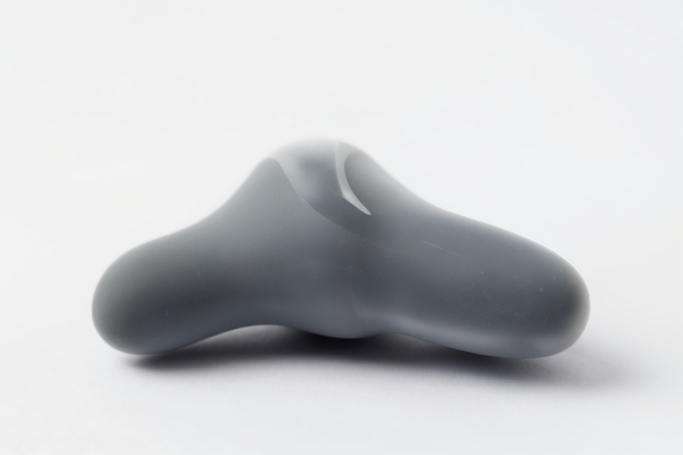 マットな質感のシリコン素材のアナルプラグ、医療機器のような清潔感、ソフトなスタジオライト、アニメ調イラスト、ミニマルで美しい