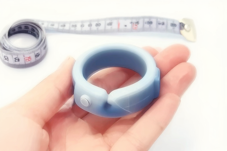 リングを手に持ってサイズを確認するシーン——シリコン製の丸いリング、柔らかい素材、白い背景、ミニマルな商品写真スタイル、アニメ風, masterpiece, very aesthetic, score_9, score_8_up