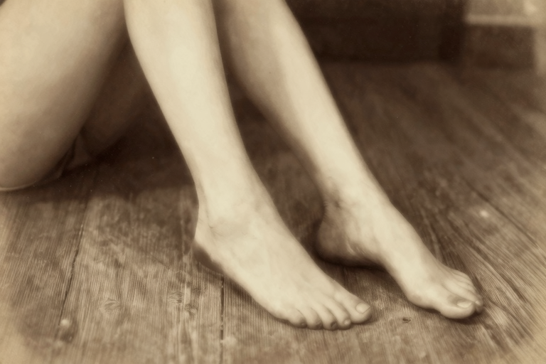 アンティーク調の女性の足元、ハイヒールのシルエット、セピアトーンの雰囲気、懐かしさと官能が混じった memory imprint aesthetic