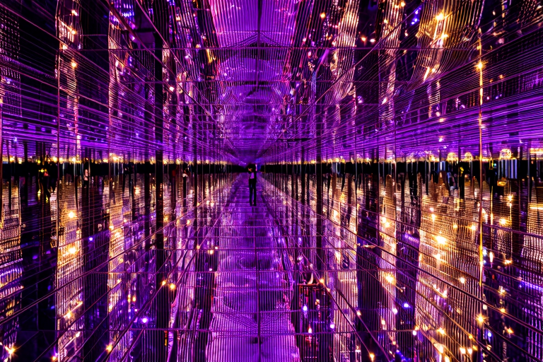 多角形の鏡が連なる幻想的な空間、光が反射して無数の映像を映し出すアブストラクトなイメージ