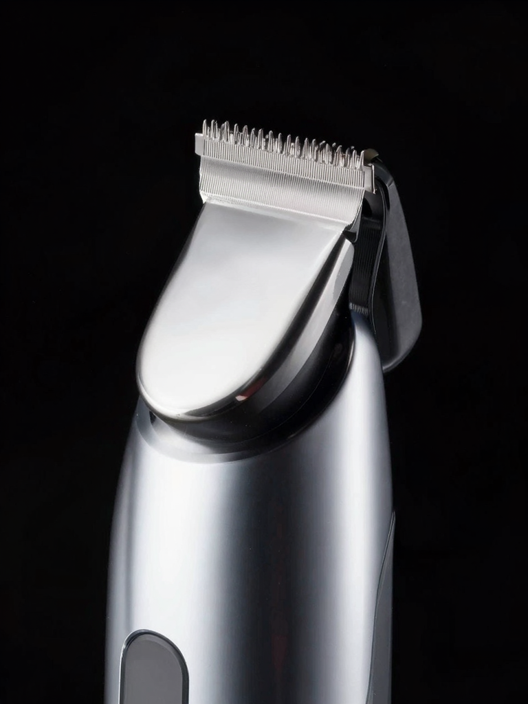 電動ボディトリマーのクローズアップ。金属製のヘッド部分が清潔に輝いている。黒い背景にシンプルなプロダクト写真風