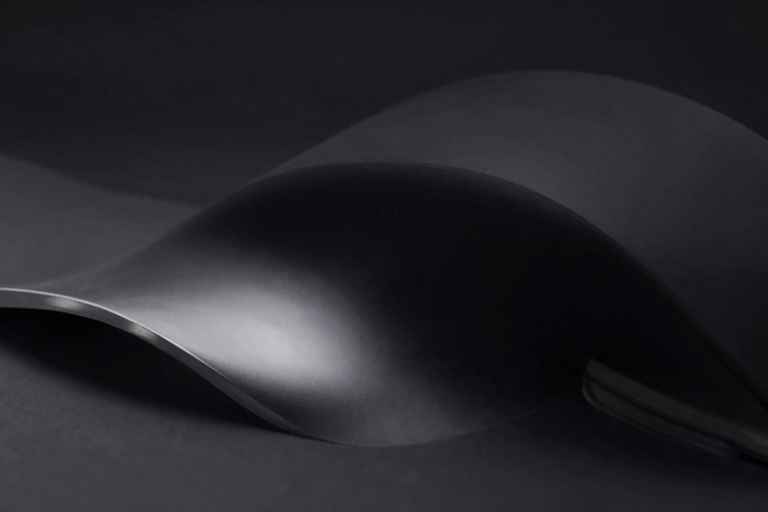 アネロス系マッサージャーのイメージ、黒背景にグッズのシルエット