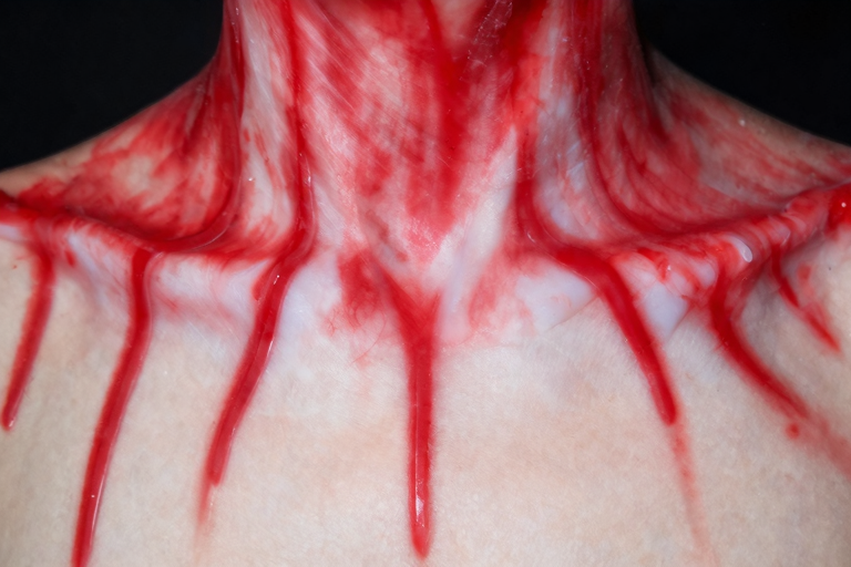 暗い部屋で蝋燭の炎とその周りに落ちたロウの滴、モノクロームな雰囲気、artistic, masterpiece, very aesthetic, score_9, score_8_up