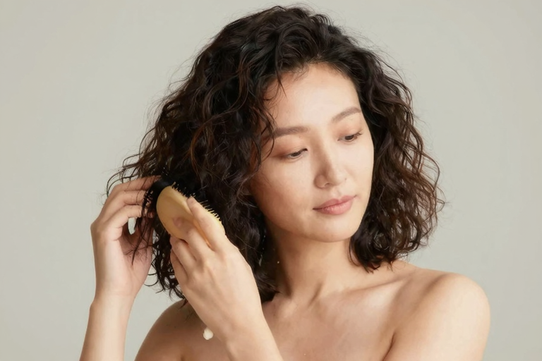 女性が髪を手入れしている感触のイメージ